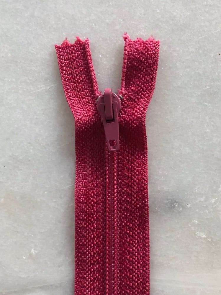 Image of Plastik lynlås 30 cm - hindbær