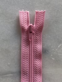 Plastik lynlås 30 cm - lyserød