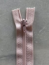 Plastik lynlås 30 cm - pudder