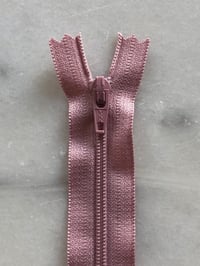Plastik lynlås 30 cm - rosa