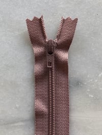 Plastik lynlås 30 cm - støvet rosa