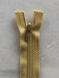 Plastik lynlås 30 cm - grumset gul