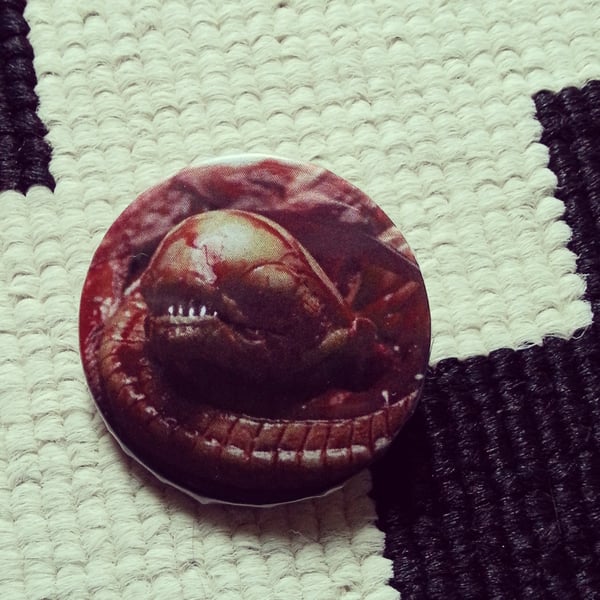 Image of badge alien - chestburster