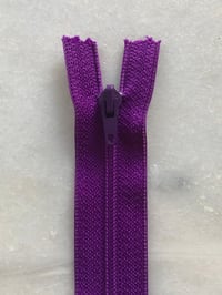 Plastik lynlås 30 cm - lilla