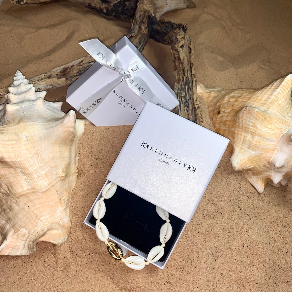 Image of Gold centre shell necklace 