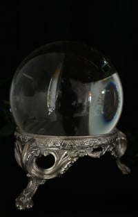 Image 6 of Magnifique boule de cristal de 15cm de diamètre et son support en régule argenté, début 1900