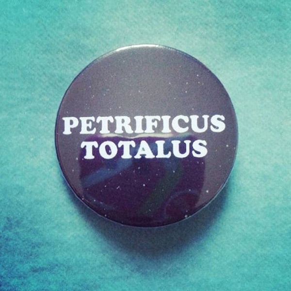 Image of badge harry potter - petrificus totalus