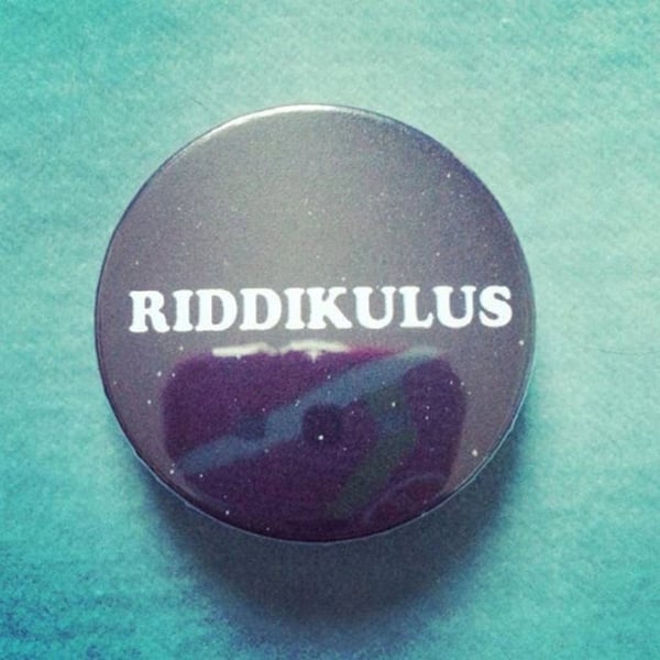 Image of badge harry potter - riddikulus