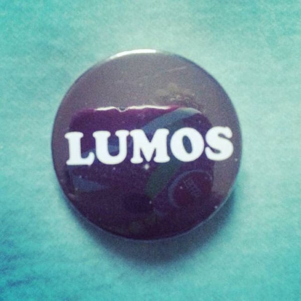 Image of badge harry potter - lumos