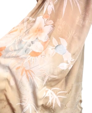 Image of Nougatfarvet silkekimono med liljer og bambusblade