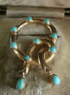 VICTORIAN ORIGINAL 18CT NATURAL TURQUOISE LOVERS KNOT IN ORIGINAL FITTED BOX