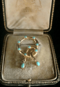 Image 1 of VICTORIAN ORIGINAL 18CT NATURAL TURQUOISE LOVERS KNOT IN ORIGINAL FITTED BOX
