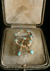 VICTORIAN ORIGINAL 18CT NATURAL TURQUOISE LOVERS KNOT IN ORIGINAL FITTED BOX