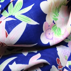 Image of Blå vinter-kimono med rosa peoner og margueritter