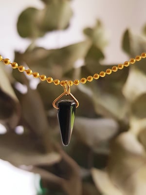 Image of Cecilia. Collar corto con cuenta de vidrio checo.