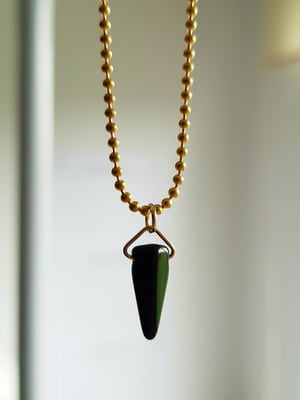 Image of Cecilia. Collar corto con cuenta de vidrio checo.