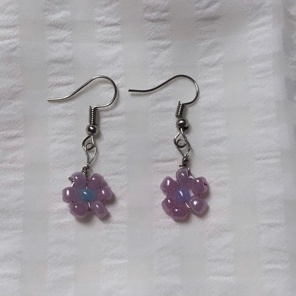 Image of purple flower bead earrings 