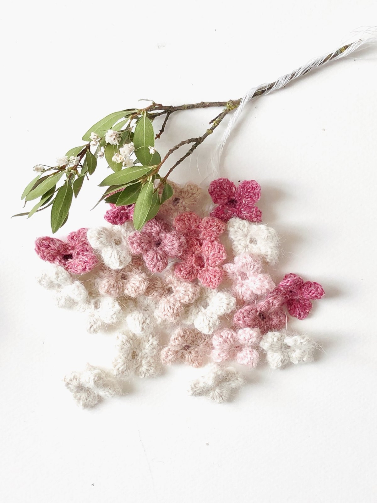 Image of Patron GRATUIT L'AMOUR EST UN BOUQUET de fleurettes