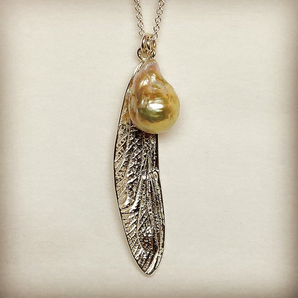 Beeld van Silver dragonfly wing w/ baroque pearl