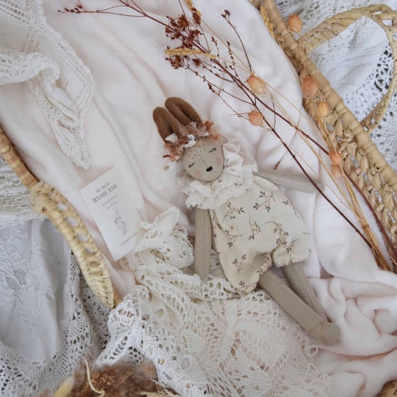 Image of Mini Zéline dormeuse sable barboteuse gaze de coton fleurs brunes