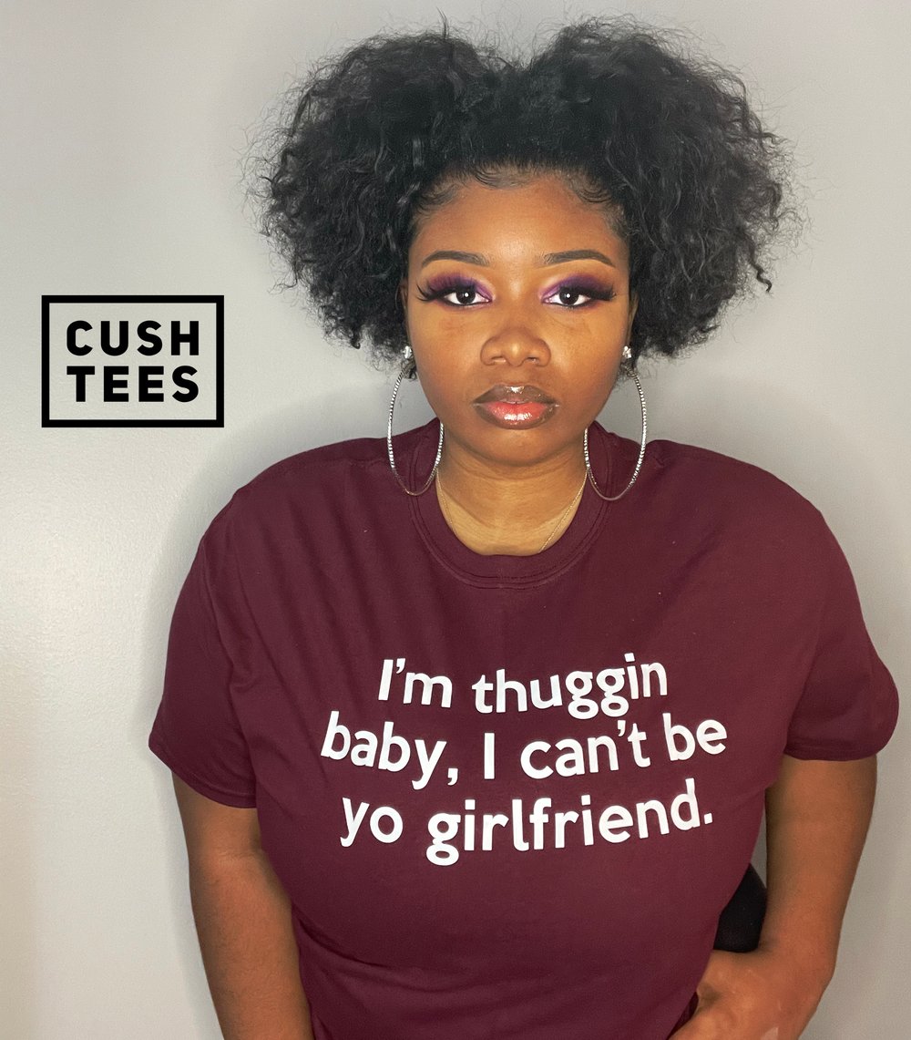 I'm thuggin baby, I can't be yo girlfriend (T-shirt) Unisex