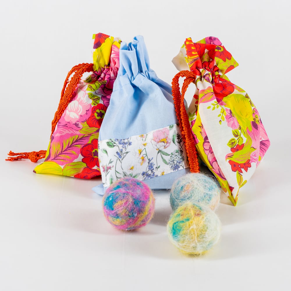 Image of BE REUSED 3 st handgjorda torkbollar i ull + påse