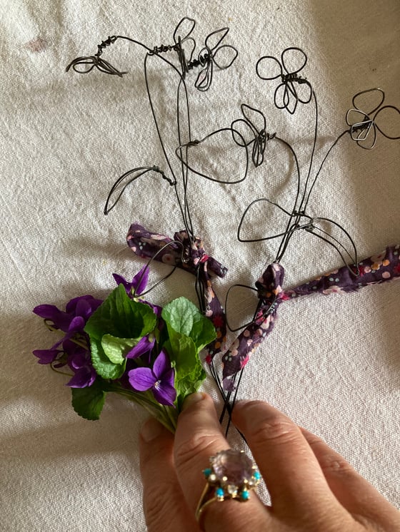 Image of Petits bouquets de violettes éternelles confectionnés à la main par Astrid Lecornu