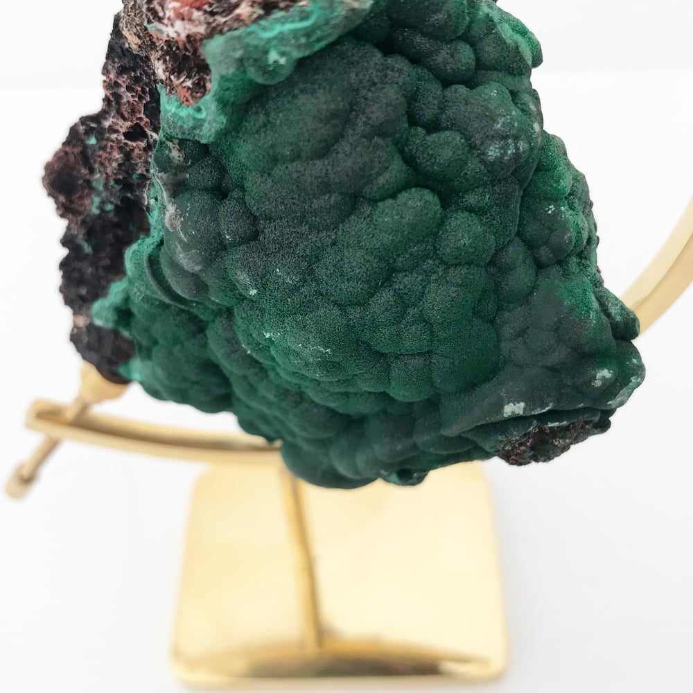 Image of Fibrous Malachite no.90 + Brass Arc Stand