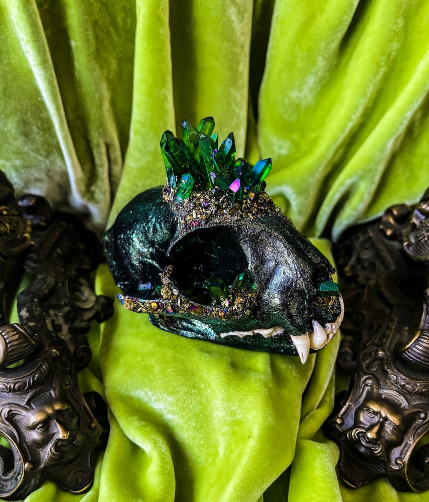Image of Green Quartz & Chalcopyrite - Bobcat Skull.