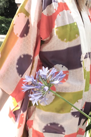 Image of Rosa silke kimono med multifarvet mønster