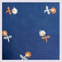 Image 2 of Tissu: embroidered flowers