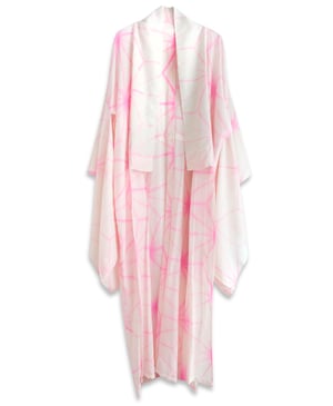 Image of Hvid/pink silke kimono med hulmønster og stjerner