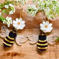 Buzzing bee earrings 