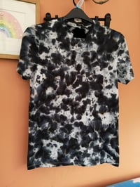 Mens SMALL scrunch dyed T in black and white 