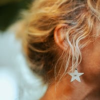 Image 1 of Boucle d'oreille Courte Etoile // Short Star Earring