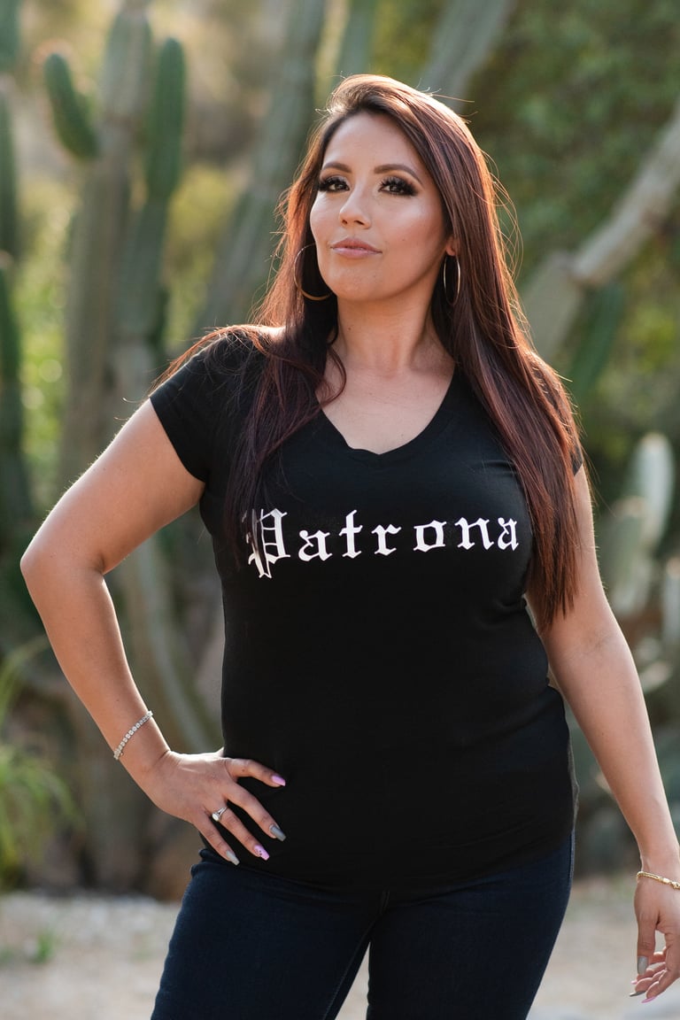 Patrona V-neck fitted shirt  Image 3