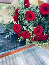 Image 3 of Bouquet 6 o 12 Rosas Rojas