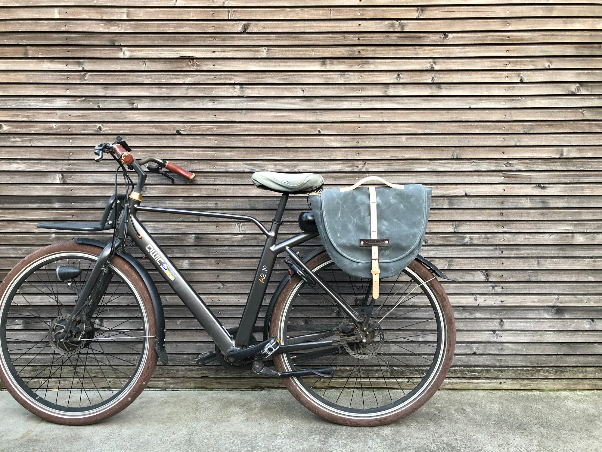 Waxed canvas pannier / bicycle bag with flap, bike Waxed canvas pannier / bicycle bag with flap, bike