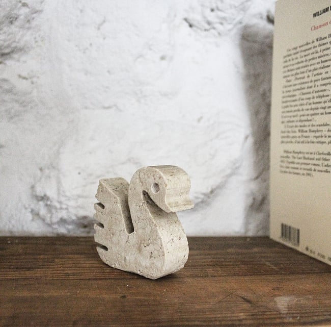 Cygne en travertin . 