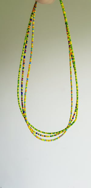 Image of Kaia. Collar corto de cuentas de colores.