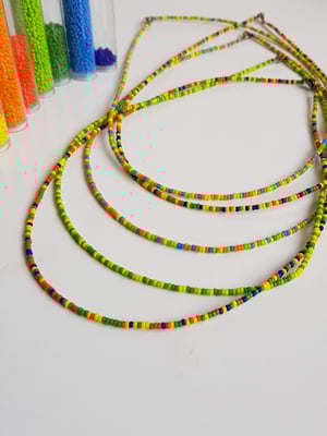 Image of Kaia. Collar corto de cuentas de colores.