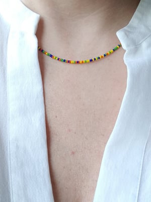 Image of Kaia. Collar corto de cuentas de colores.