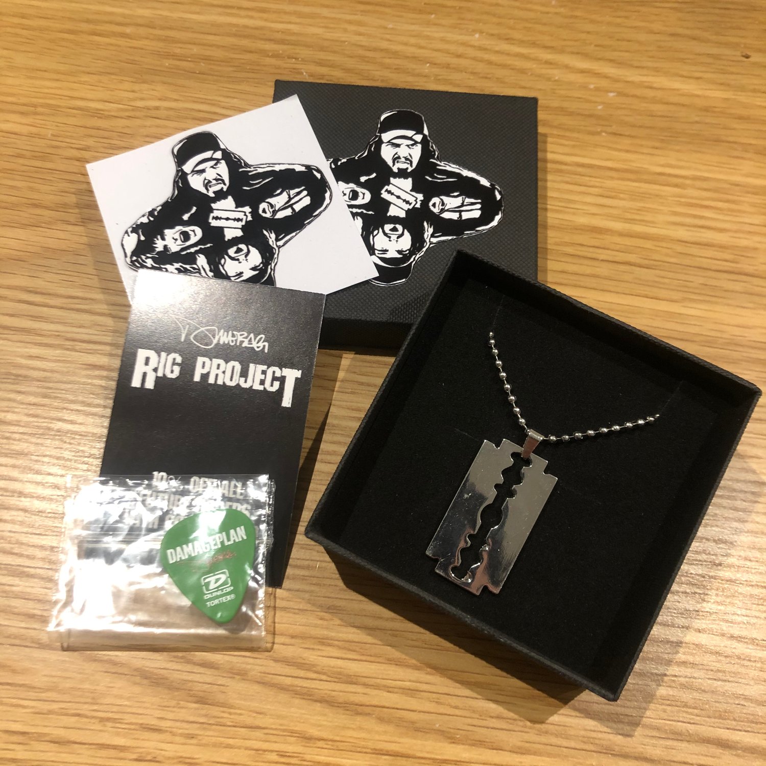 Razorblade necklace and pick pack