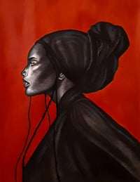 Mujer fondo rojo
