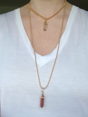 Image of Vivienne. Collar de doble vuelta con colgante de piedra natural.