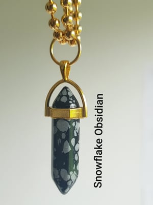 Image of Vivienne. Collar de doble vuelta con colgante de piedra natural.