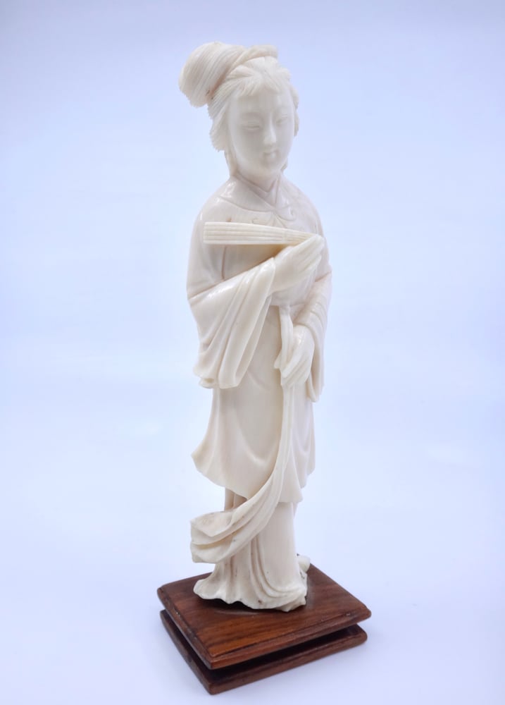 Image of Statuette d'une Geisha en ivoire socle en bois Japon vers 1900