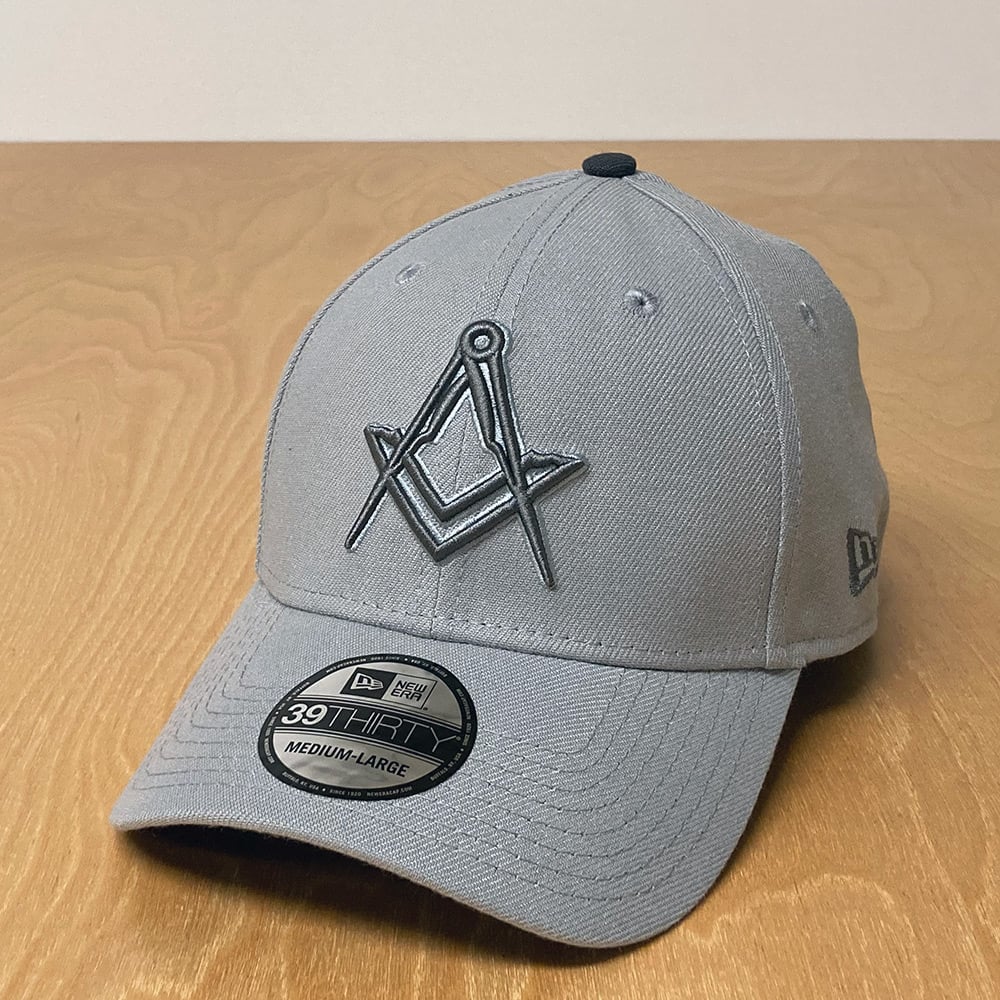 New Era 39Thirty stretch fit in Snow Grey / Grip or Token