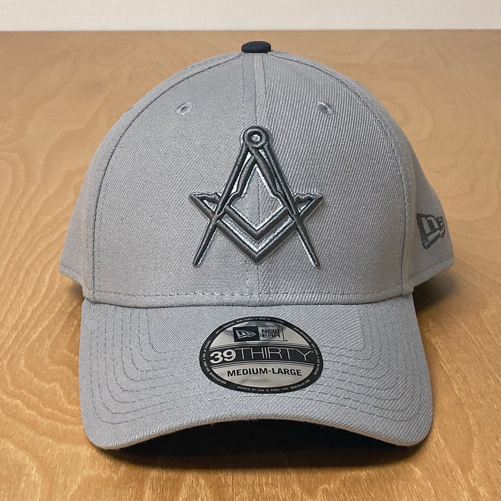 New Era 39Thirty stretch fit in Snow Grey / Grip or Token