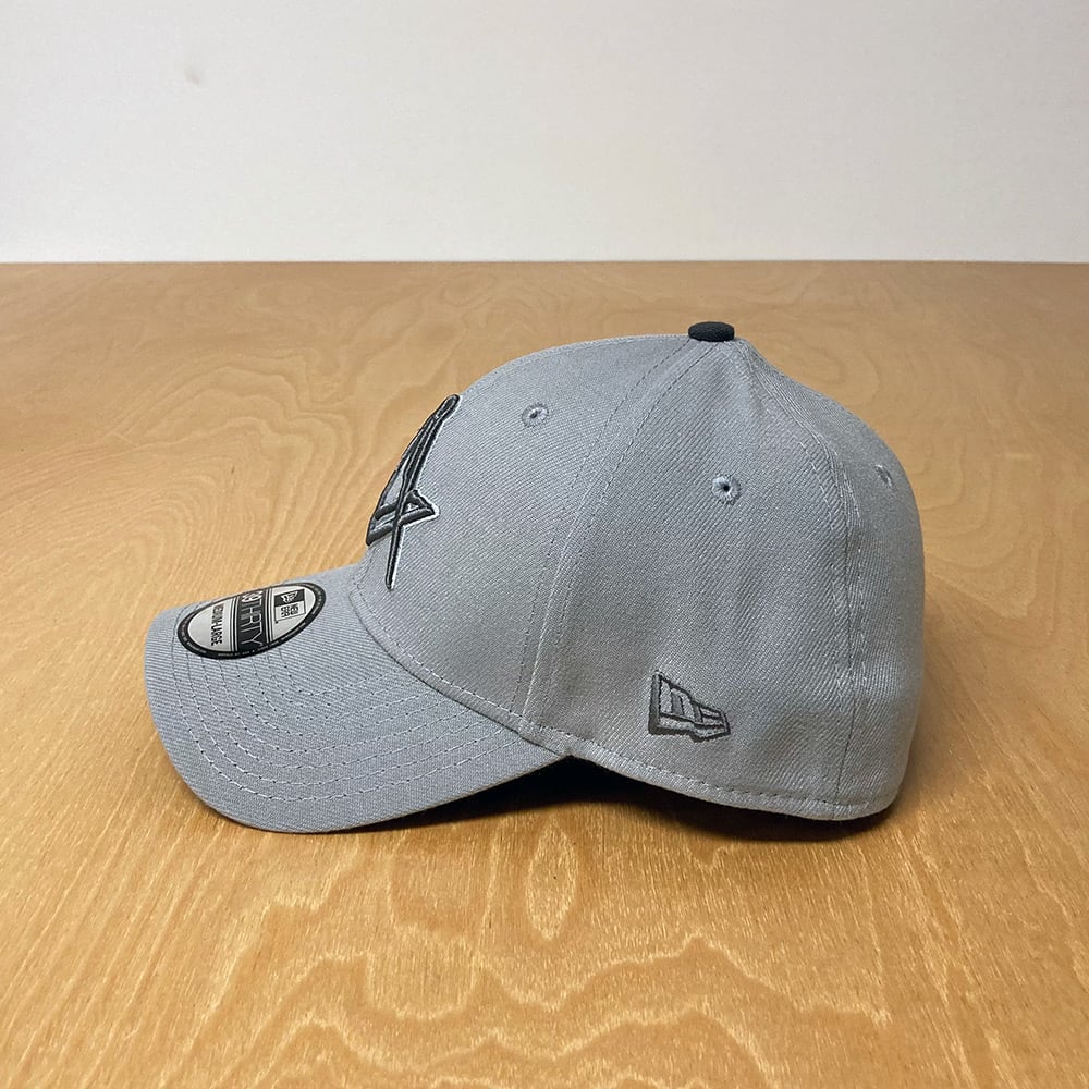 Image of New Era 39Thirty stretch fit in Snow Grey